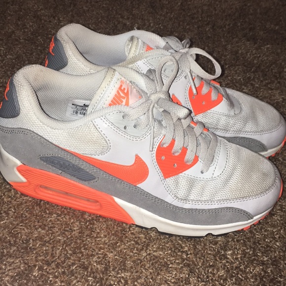 Nike Shoes - Nike air tennis shoes. Women’s size 9.